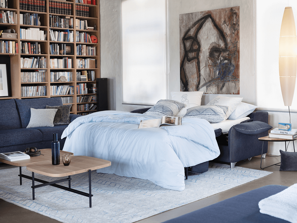 Canapé-lit Sesido Nokto bleu marine déplié et en mode lit