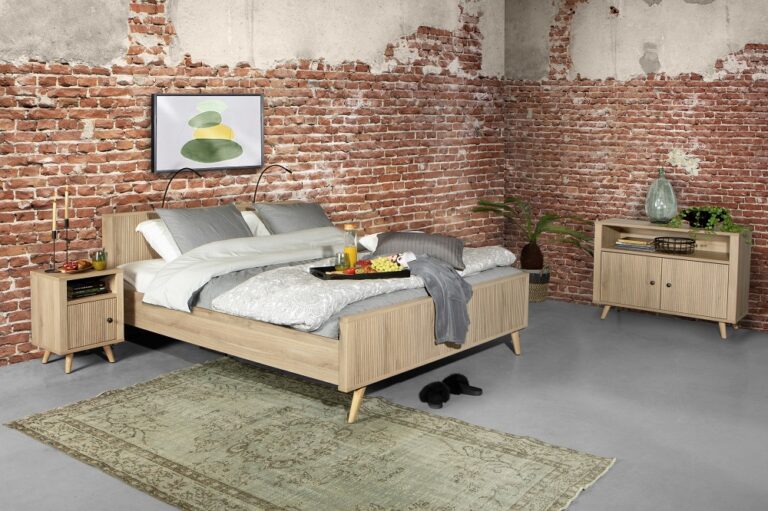 Chambre à coucher Oscar en bois clair - Lit 2 personnes, table de chevet, meuble bas avec rangements