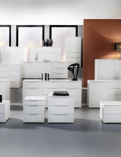 Meubles tous formats blanc avec poignées en aluminium - Tables de chevet, commode, meubles bas, colonnes, buffets,...