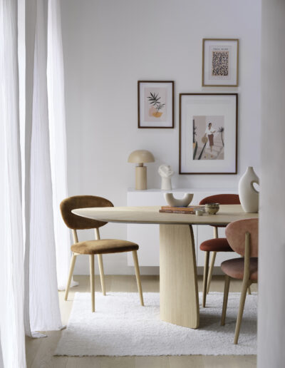 Mobilier de salle à manger - Table en bois. Chaises avec coussins ocre et pieds en bois clair