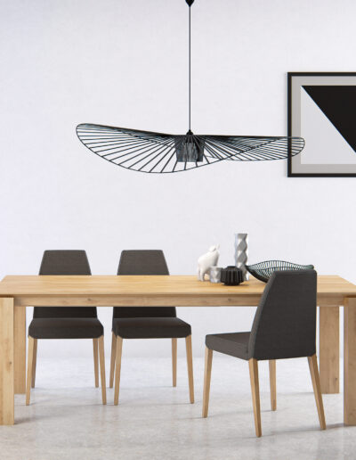 Salle à manger - Table en bois, chaises avec dossier gris foncé et pieds en bois